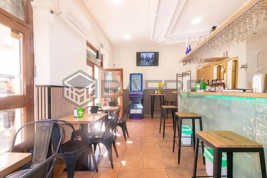 Bar en Venta en Valdeacederas, Madrid