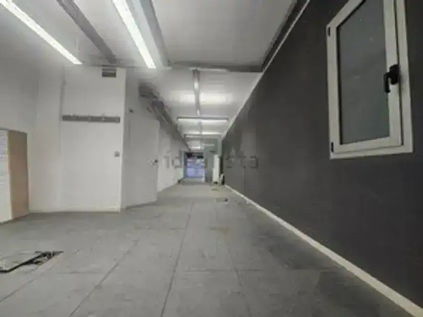 Local comercial en Alquiler en Les Roquetes, Barcelona