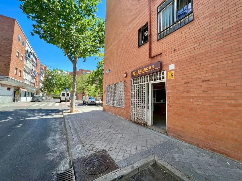 Local comercial en Venta en Palomeras Bajas, Madrid