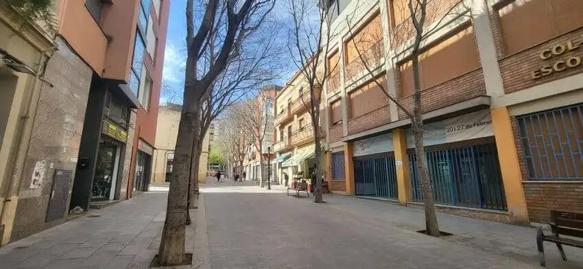 Local comercial en Alquiler en El Camp de l'Arpa del Clot, Barcelona